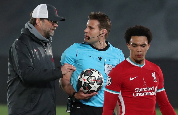 足球国足忙碌备战，训练场加练至夜晚