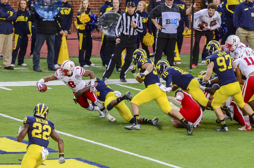 梅西太内向了，主持人说第一句就想拿着奖杯走，不到三年拿四冠