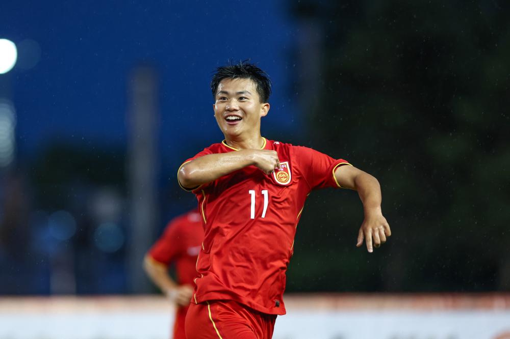 射门时致弗朗西斯重伤，田中碧被换下后立即找到加纳主帅道歉